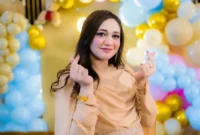 G9WWJ0LbgAA8Ryz Emaan Rajab Butt portrait featuring her biography, age, career, social media presence, and latest trending news.